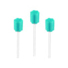 Turquoise mondverzorgingsswabs op witte stokjes