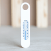 Witte Bébé-jou badthermometer met °C en °F schaal en ophanggaatje op grijze ondergrond