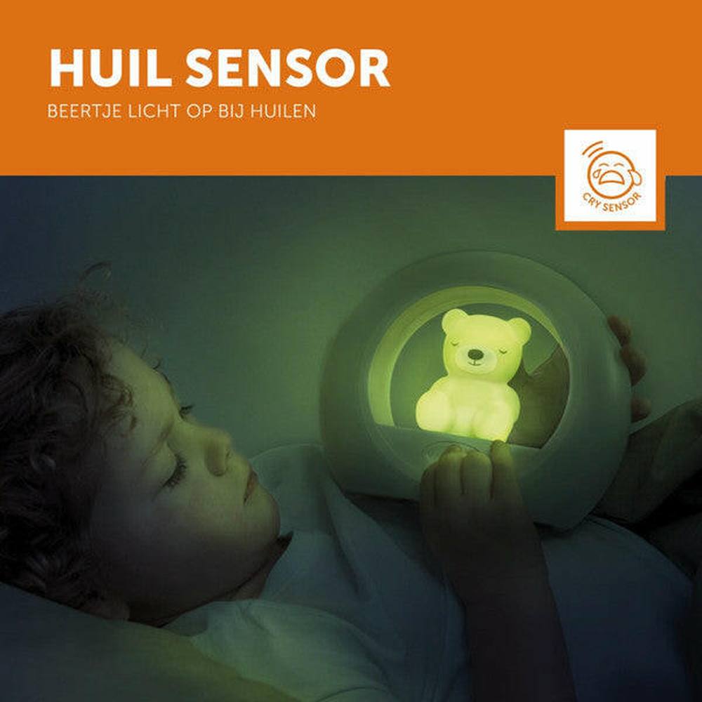 Groen Zazu Billy nachtlampje in hand van kind met huilsensor