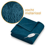 Close-up van zacht microvezel materiaal donkerblauwe warmtedeken