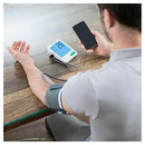 Gebruiker controleert bloeddrukmeting op smartphone met Medisana connect app