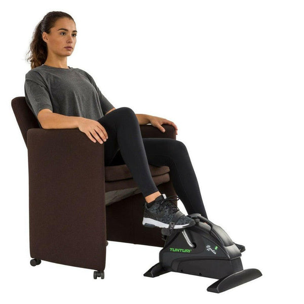 Tunturi Cardio Fit M30 Minibike fietstrainer gebruik in stoel- TUNM30-Shopvoorgezondheid