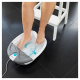 Close-up van voeten in Medisana FS 350 met waterbubbels en massage