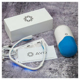Inhoud verpakking AYO lichttherapiebril inclusief case, USB-kabel en handleiding