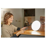 Lanaform Lumino LED tafellamp modern wit ontwerp op houten tafel
