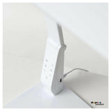 Close-up bedieningspaneel en USB-poort van witte Innolux bureaulamp