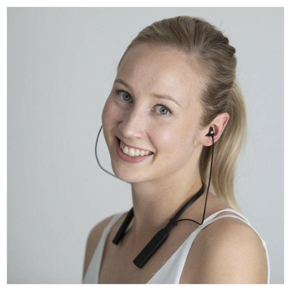 Vrouw draagt zwarte HumanCharger lichttherapie headset voor winterdepressie