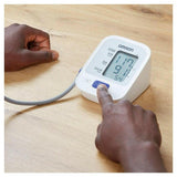 Omron M2 bovenarmbloeddrukmeter met blauwe START/STOP knop en groot scherm