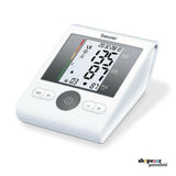 Witte Beurer bovenarmbloeddrukmeter met ronde startknop op witte achtergrond