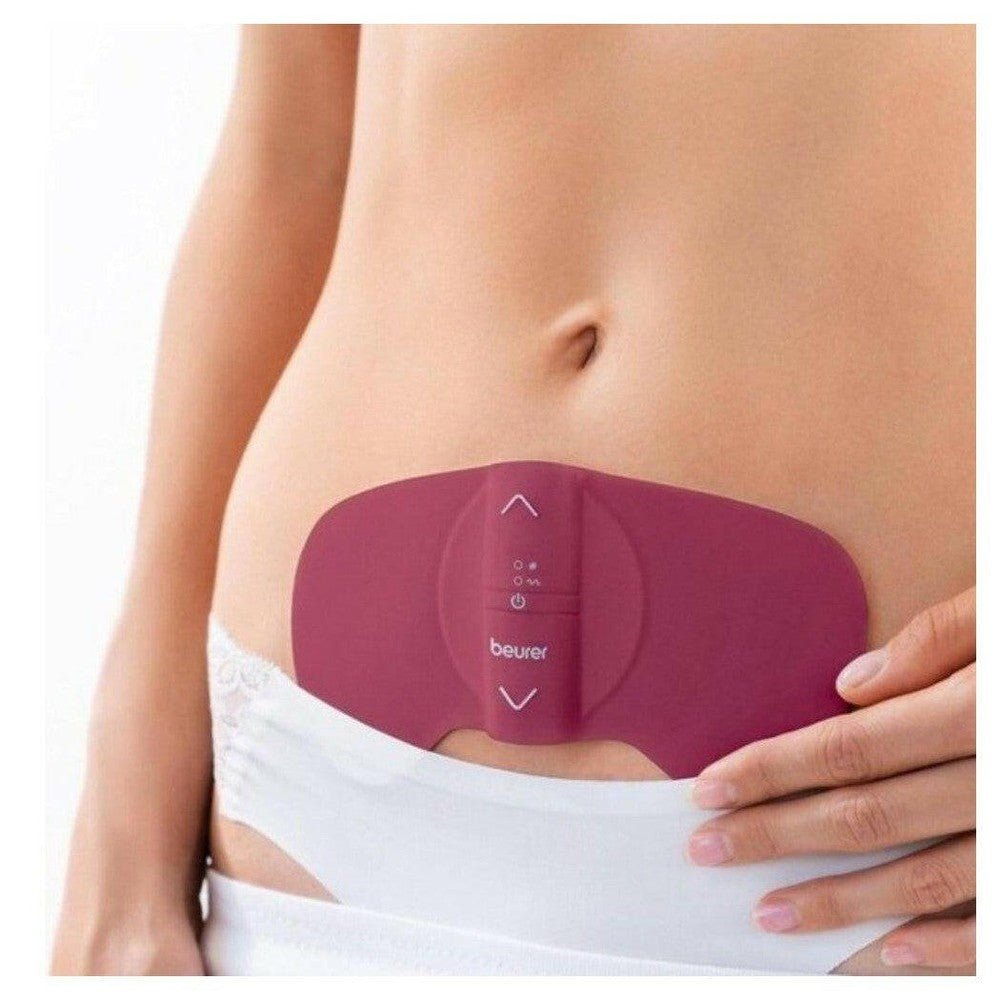 Roze Beurer TENS-apparaat gedragen op onderbuik tegen menstruatiepijn