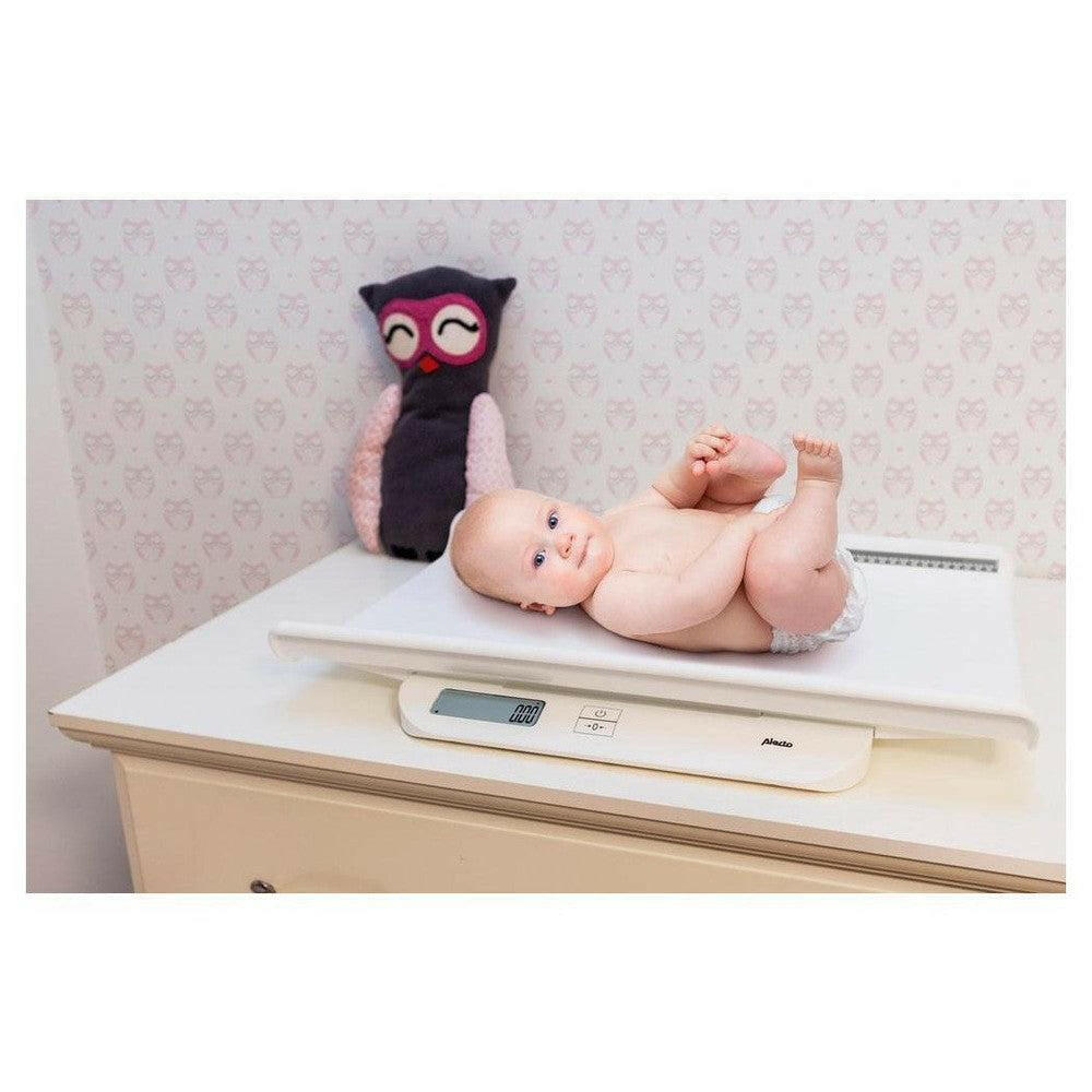 Baby weegt op Alecto BC-10 baby- en peuterweegschaal met digitale weergave