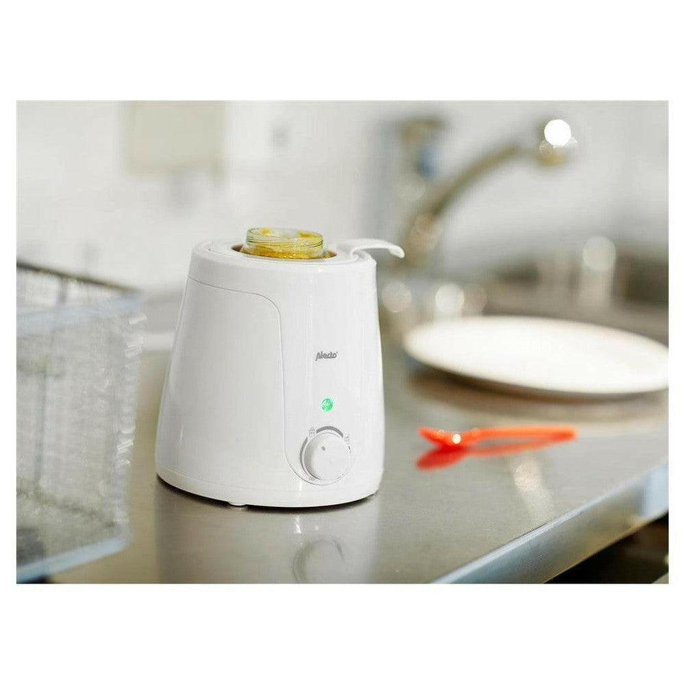 Alecto flessenwarmer verwarmt babyvoeding in glazen pot op keukenblad