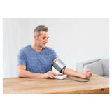 Beurer BM51 bovenarmbloeddrukmeter in gebruik door senior met easyClip manchet