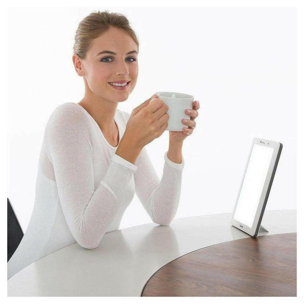 Beurer TL30 lichttherapie lamp aan op tafel tijdens ochtendroutine