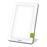 Beurer TL30 daglichtlamp verticaal staand met groene standaard en zwart frame
