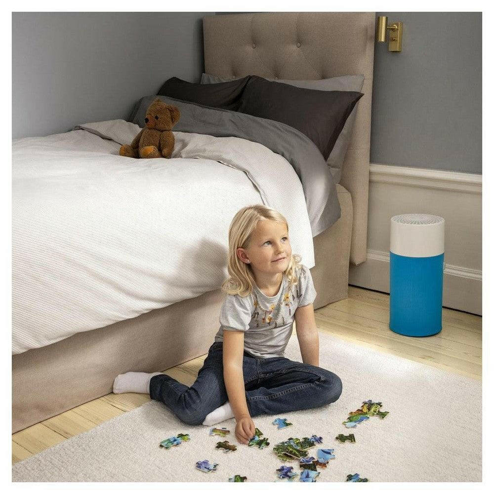 Blauwe Blueair luchtreiniger in kinderslaapkamer voor rustige slaap
