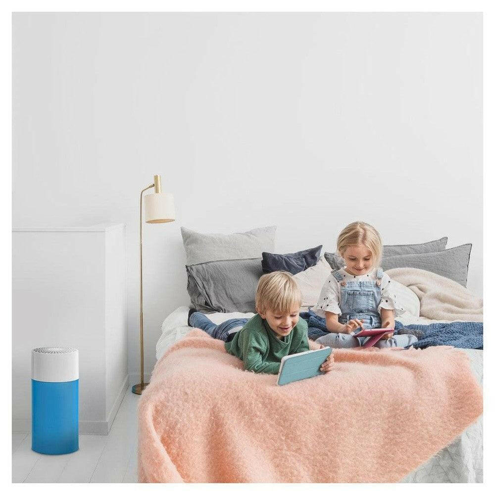 Blueair Blue Pure 411 naast bed voor kinderen in minimalistische kamer