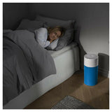 Stille Blueair luchtreiniger naast bed voor nachtrust