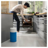 Blauwe Blueair luchtreiniger in moderne keuken voor schone lucht