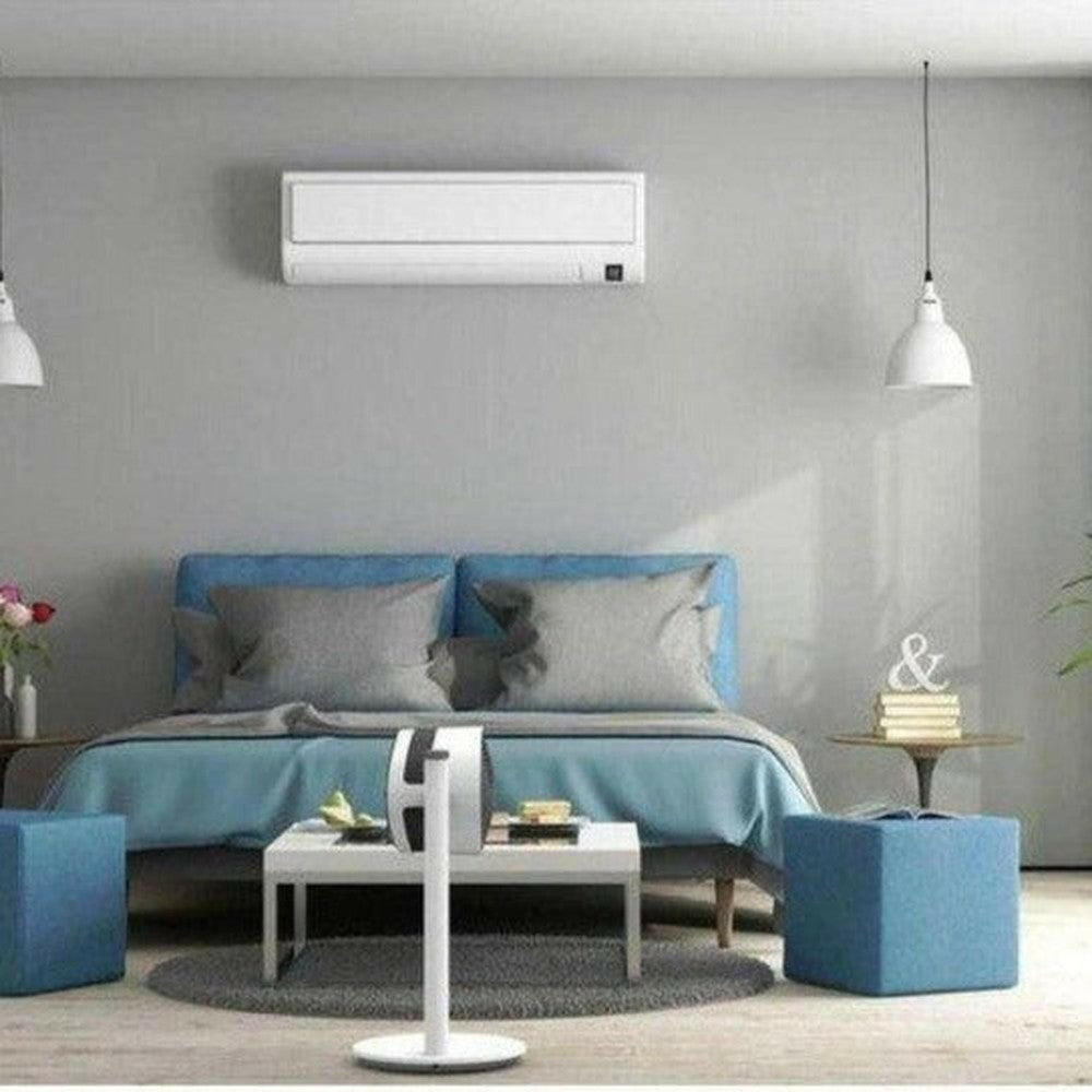 Boneco F120 witte vloerventilator in slaapkamer bij blauw bed