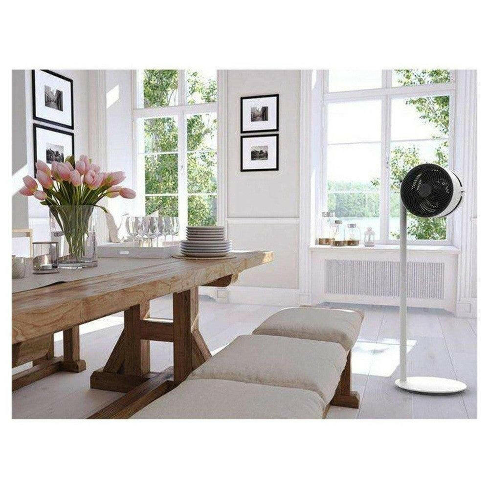 Boneco F230 ventilator rechts gedraaid in lichte woonruimte met houten tafel