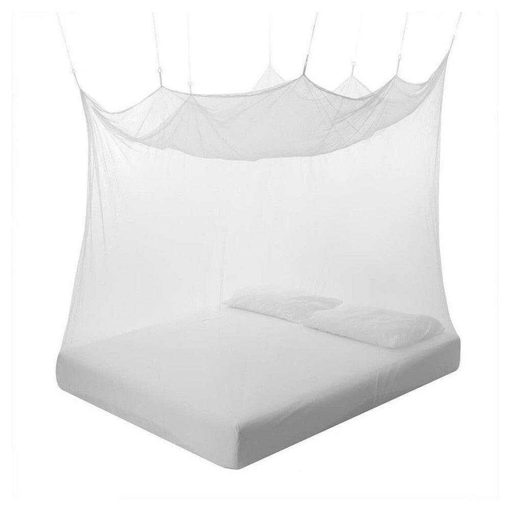 Tweepersoons klamboe beschermend opgehangen boven bed met lakens