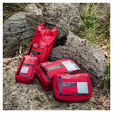 Rode waterafstotende Care Plus EHBO-koffer Compact op rotsen met transparant venster