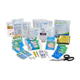 Inhoud Care Plus EHBO-set Family inclusief reddingsdeken, thermometer en verband op witte achtergrond