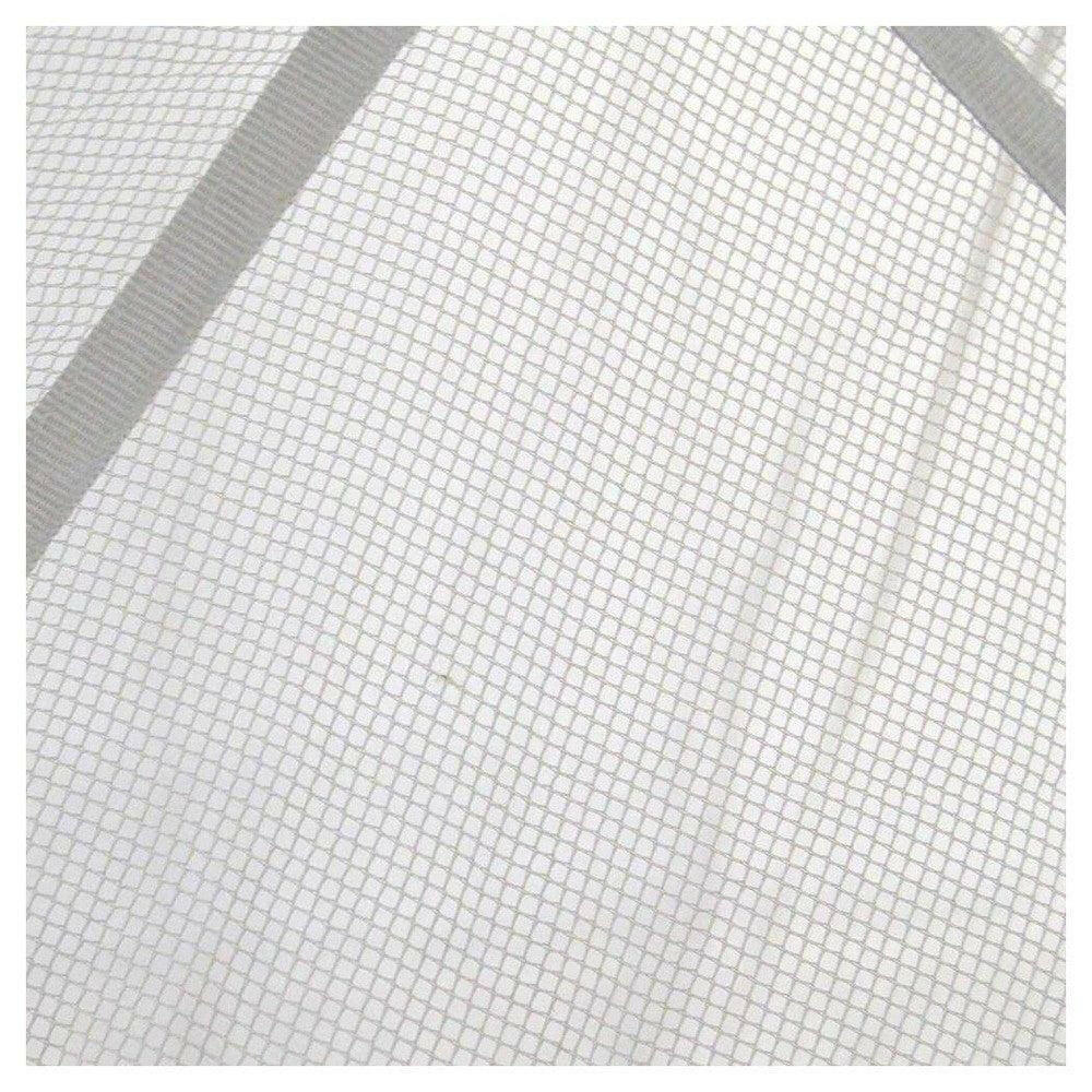 Detail van fijn wit mesh net met grijze versterkende banden
