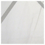 Detail van fijn wit mesh net met grijze versterkende banden