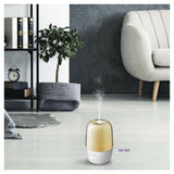 goud-witte aroma diffuser AD-301 verspreidt nevel in woonkamer