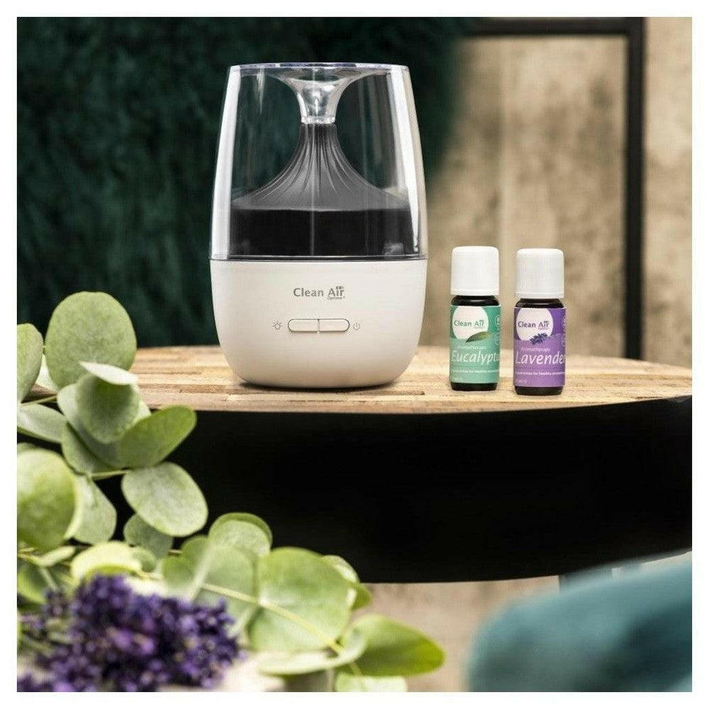 Clean Air Optima AD-302 aroma diffuser naast flesjes eucalyptus en lavendel etherische olie