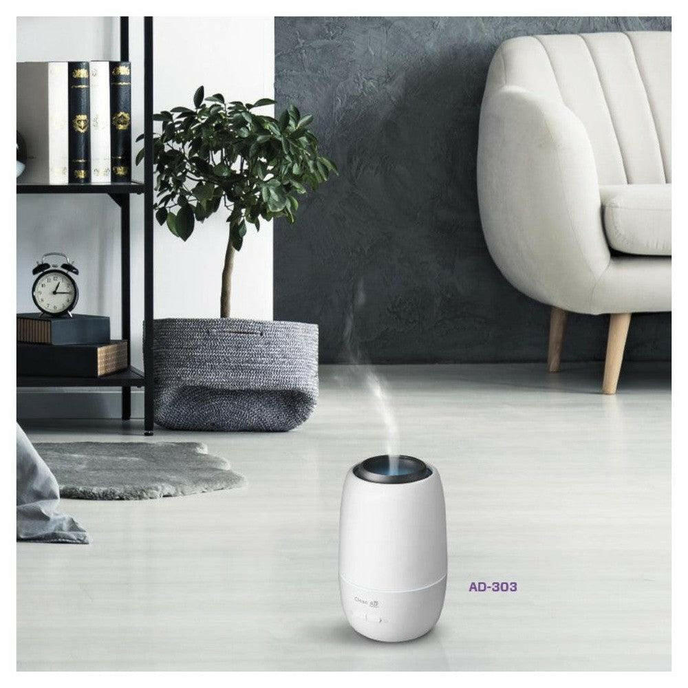 witte aroma diffuser Clean Air Optima AD-303 in woonkamer met boekenplank en plant