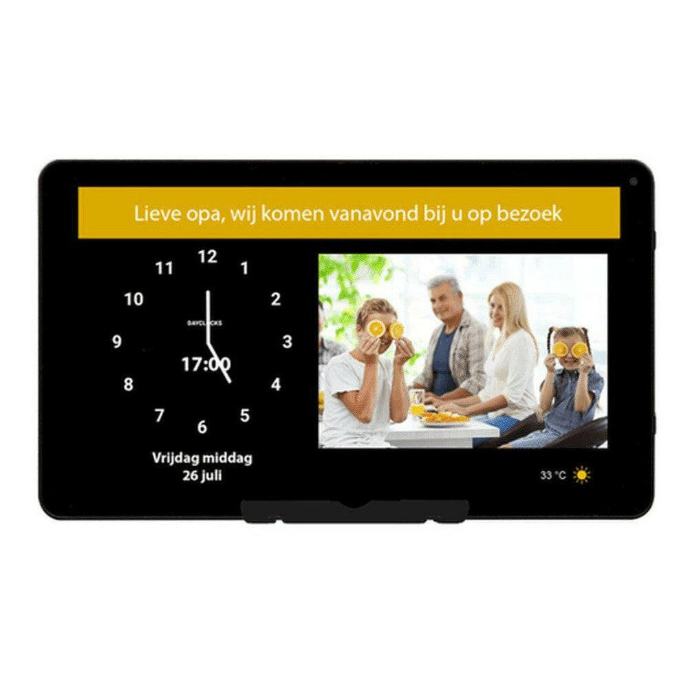 DayClock zwart met familiefoto aan tafel en gele berichtbalk voor bezoek