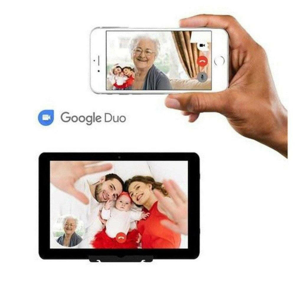DayClock tablet met Google Duo video-oproep interface en familiefoto