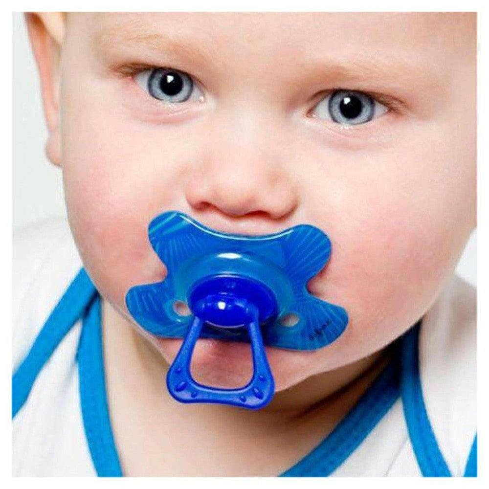Close-up baby met blauwe ogen zuigt aan blauwe Difrax Dental speen 12+