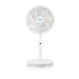 Witte Domo DO8149 statiefventilator op witte achtergrond met slanke steel