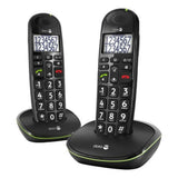 Twee zwarte Doro PhoneEasy 110 Mono seniorentelefoons met grote toetsen op opladers