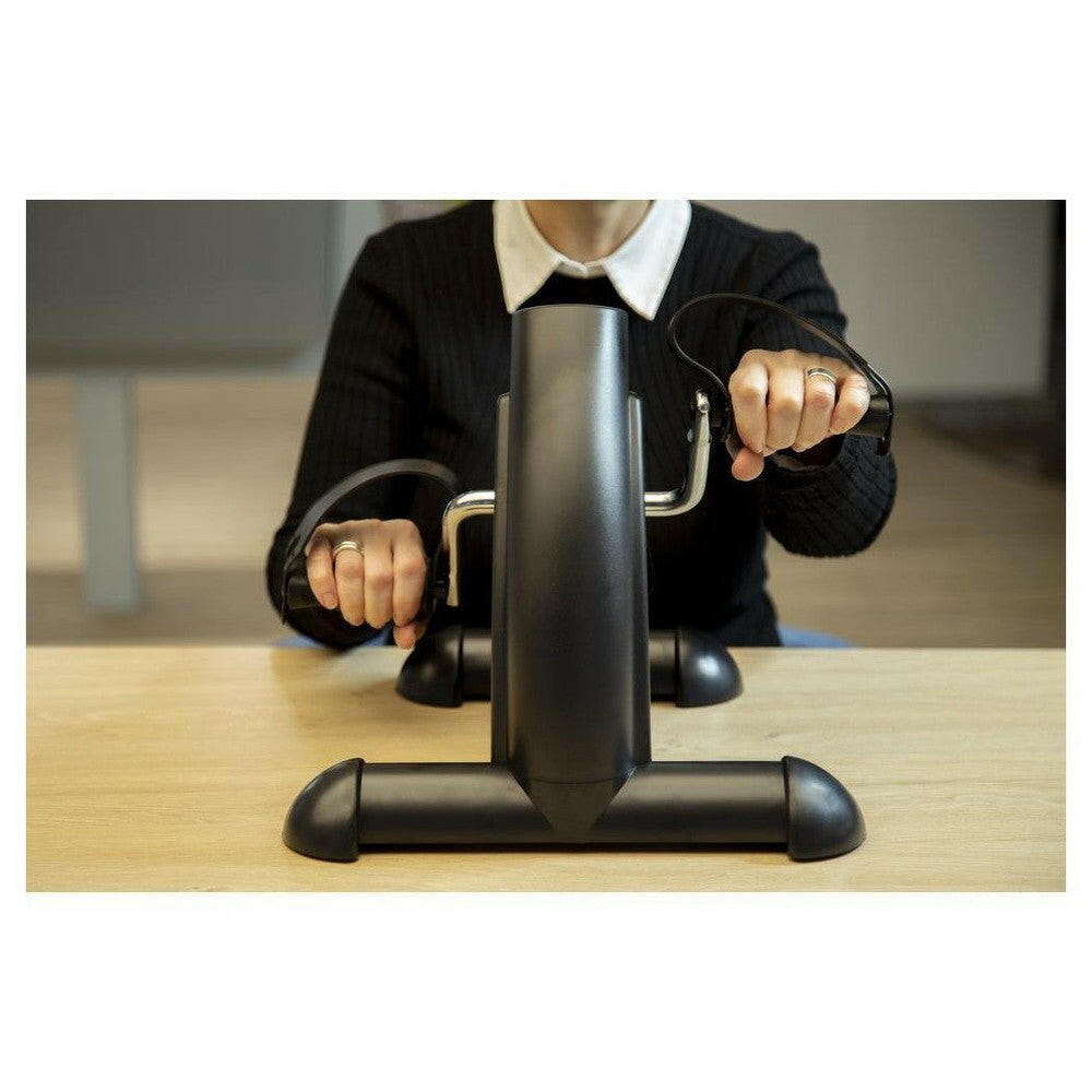 Gebruik van zwarte Fysic fietstrainer met handgrepen en voetbanden
