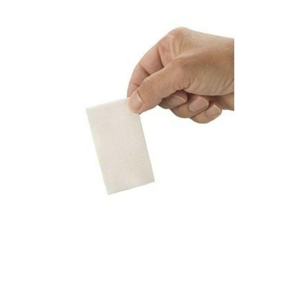 Hand houdt wit HEKA niet-steriel gaasje 10x10 cm vast voor mondverzorging