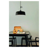 Zwarte Innolux Candeo lamp op donkere houten tafel