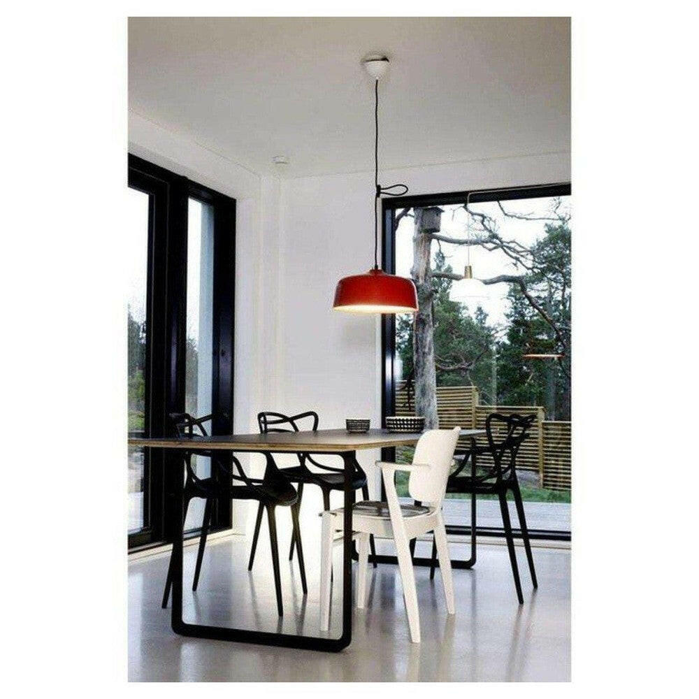 Rode Innolux Candeo hanglamp in woonkamer setting