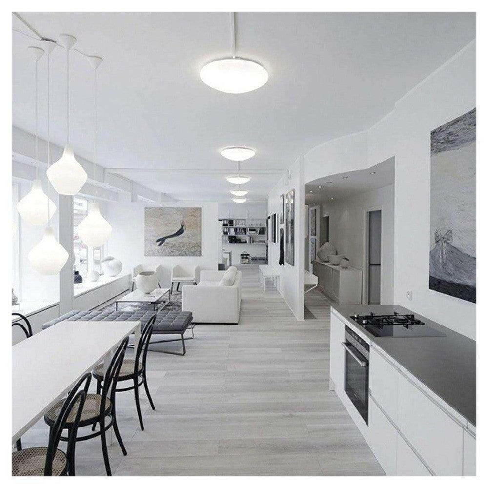 Ronde witte Innolux Jasmina plafonnière 58 cm boven eettafel in modern interieur