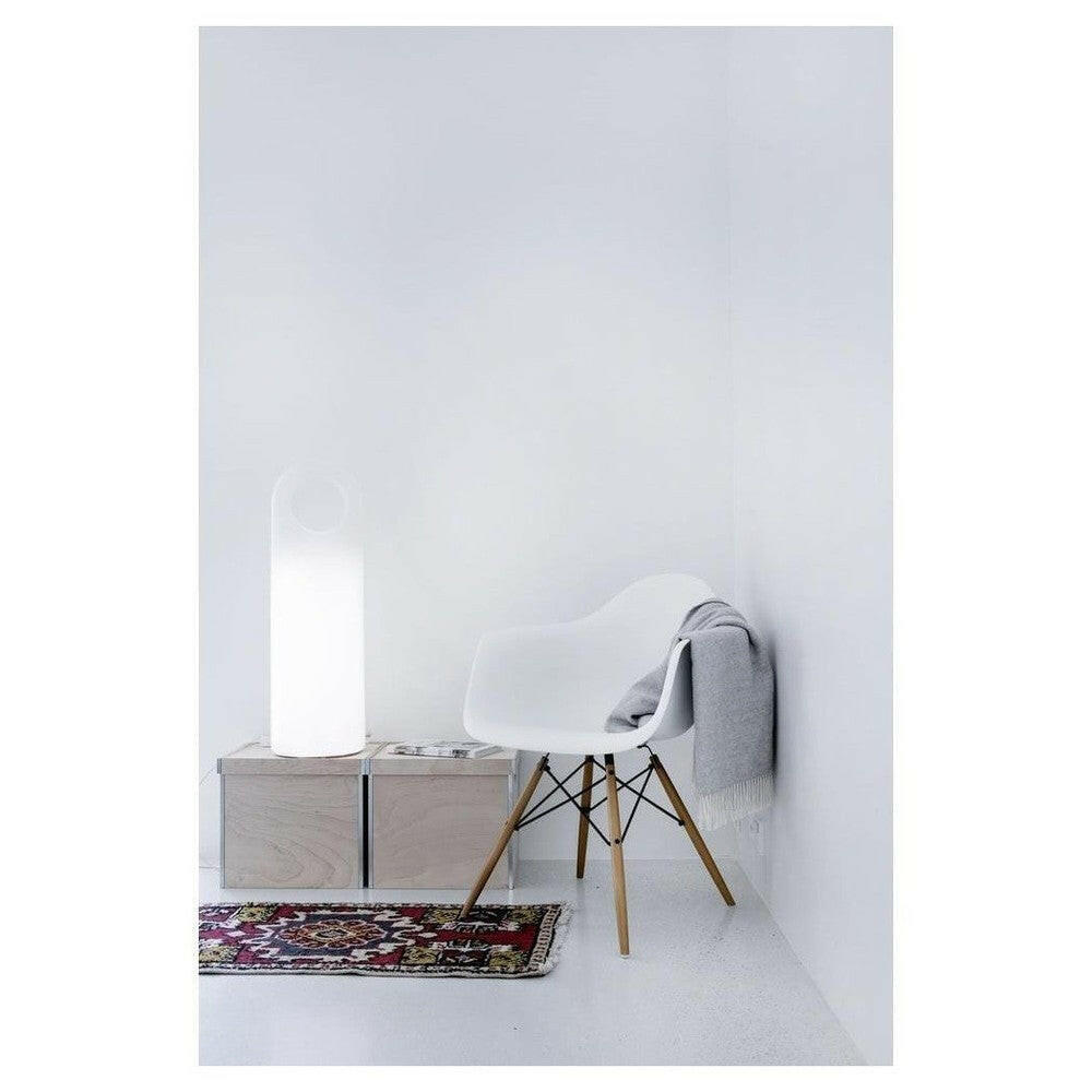 Innolux Origo LED uitgeschakelde daglichtlamp in woonkamer setting