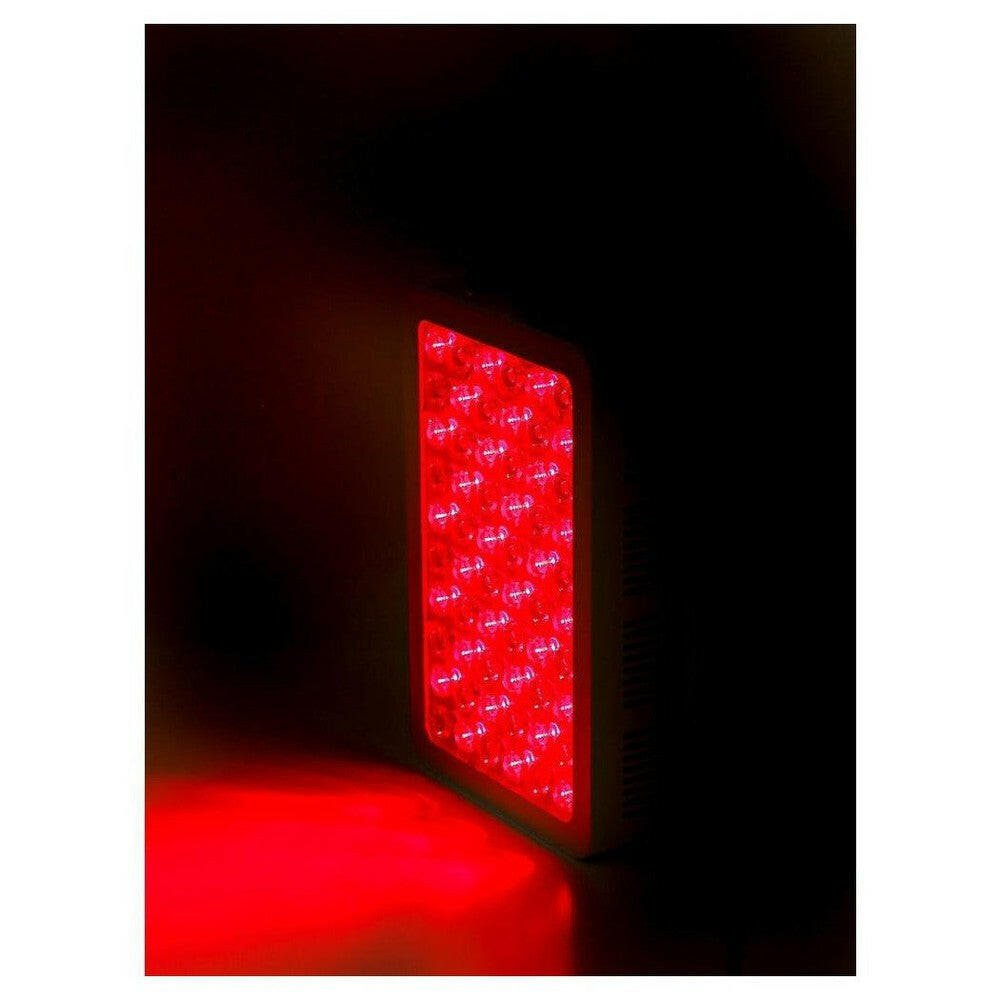 Rode gloed van LED-infraroodlamp bij gebruik voor gewrichts- en rugpijn