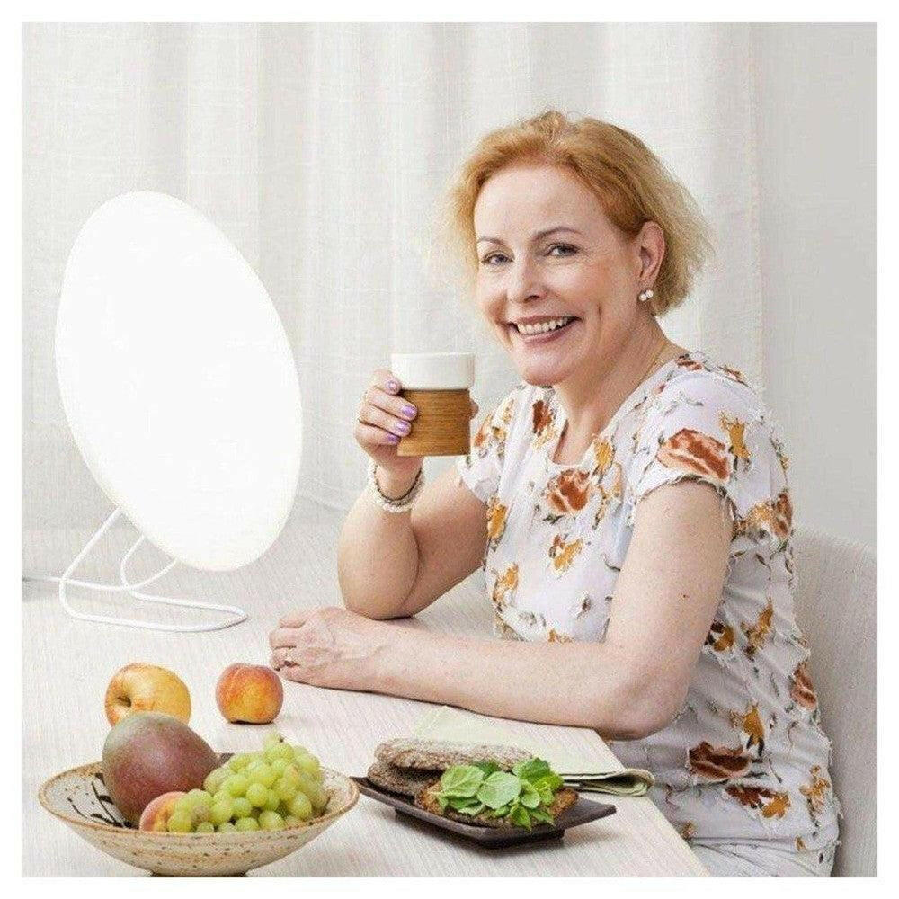 Innolux Rondo 400 LED platte daglichtlamp op tafel met fruit en brood