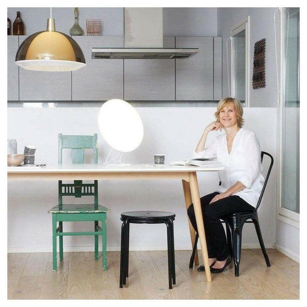 Witte Innolux Rondo 400 LED lamp op houten tafel in keukenomgeving