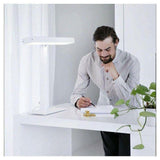 Witte LED bureaulamp op werkplek voor concentratie en lichttherapie