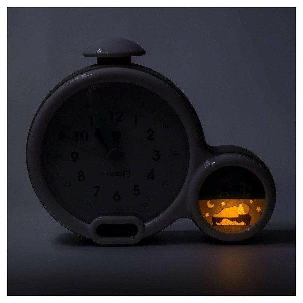 Witte Kid'Sleep kinderwekker verlicht in donkere kamer met maan-illustratie