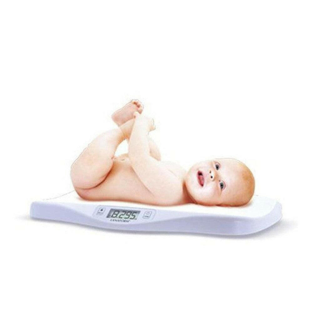 Baby weegt op witte Lanaform babyweegschaal met gebogen ontwerp